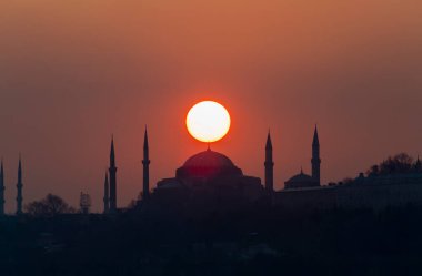 Mavi Cami ve Ayasofya 'nın gün batımında ve gün batımından sonra görüntüsü bir tele zoom lensiyle çekildi..