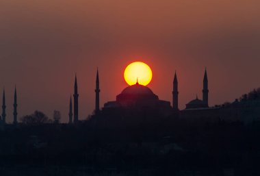 Mavi Cami ve Ayasofya 'nın gün batımında ve gün batımından sonra görüntüsü bir tele zoom lensiyle çekildi..