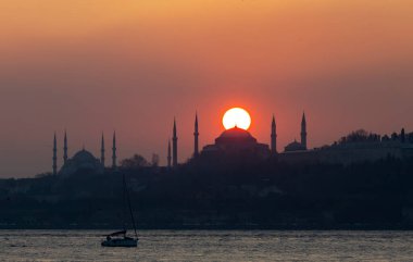 Mavi Cami ve Ayasofya 'nın gün batımında ve gün batımından sonra görüntüsü bir tele zoom lensiyle çekildi..