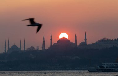 Mavi Cami ve Ayasofya 'nın gün batımında ve gün batımından sonra görüntüsü bir tele zoom lensiyle çekildi..