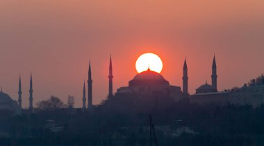 Mavi Cami ve Ayasofya 'nın gün batımında ve gün batımından sonra görüntüsü bir tele zoom lensiyle çekildi..