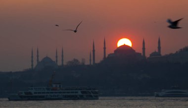 Mavi Cami ve Ayasofya 'nın gün batımında ve gün batımından sonra görüntüsü bir tele zoom lensiyle çekildi..
