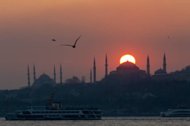 Mavi Cami ve Ayasofya 'nın gün batımında ve gün batımından sonra görüntüsü bir tele zoom lensiyle çekildi..