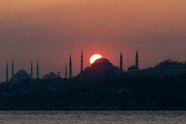Mavi Cami ve Ayasofya 'nın gün batımında ve gün batımından sonra görüntüsü bir tele zoom lensiyle çekildi..