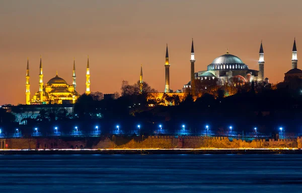 Mavi Cami ve Ayasofya 'nın gün batımında ve gün batımından sonra görüntüsü bir tele zoom lensiyle çekildi..