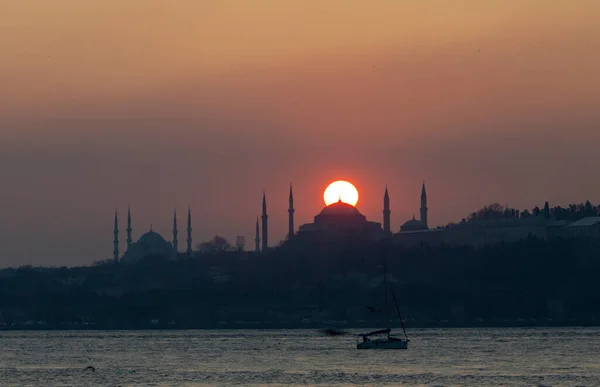 Utsikten Över Blå Moskén Och Hagia Sophia Vid Solnedgången Och — Stockfoto