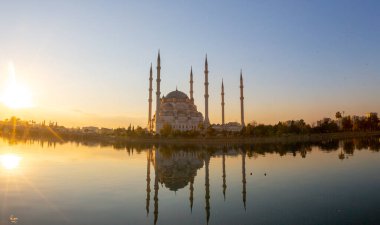 Türkiye 'nin Adana kentindeki Sabancı Merkez Camii Seyhan Nehri üzerinde.