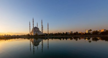 Türkiye 'nin Adana kentindeki Sabancı Merkez Camii Seyhan Nehri üzerinde.