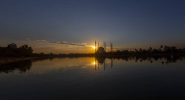 Türkiye 'nin Adana kentindeki Sabancı Merkez Camii Seyhan Nehri üzerinde.