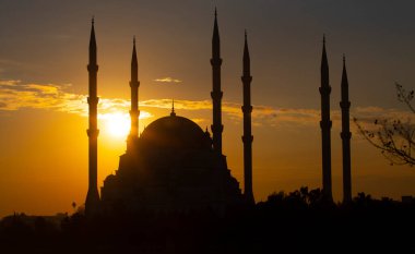 Türkiye 'nin Adana kentindeki Sabancı Merkez Camii Seyhan Nehri üzerinde.