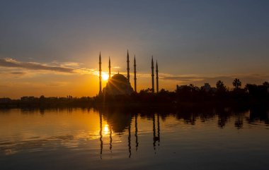 Türkiye 'nin Adana kentindeki Sabancı Merkez Camii Seyhan Nehri üzerinde.