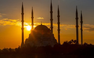 Türkiye 'nin Adana kentindeki Sabancı Merkez Camii Seyhan Nehri üzerinde.