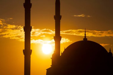 Türkiye 'nin Adana kentindeki Sabancı Merkez Camii Seyhan Nehri üzerinde.