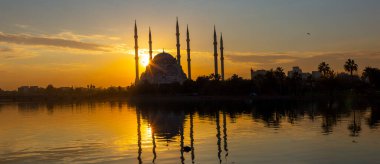 Türkiye 'nin Adana kentindeki Sabancı Merkez Camii Seyhan Nehri üzerinde.