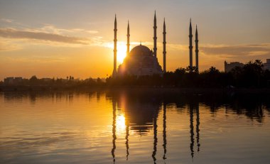Türkiye 'nin Adana kentindeki Sabancı Merkez Camii Seyhan Nehri üzerinde.
