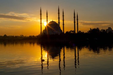 Türkiye 'nin Adana kentindeki Sabancı Merkez Camii Seyhan Nehri üzerinde.