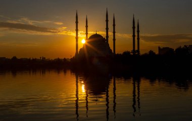 Türkiye 'nin Adana kentindeki Sabancı Merkez Camii Seyhan Nehri üzerinde.
