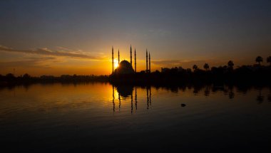 Türkiye 'nin Adana kentindeki Sabancı Merkez Camii Seyhan Nehri üzerinde.
