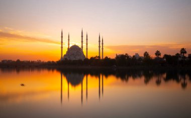 Türkiye 'nin Adana kentindeki Sabancı Merkez Camii Seyhan Nehri üzerinde.