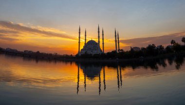 Türkiye 'nin Adana kentindeki Sabancı Merkez Camii Seyhan Nehri üzerinde.