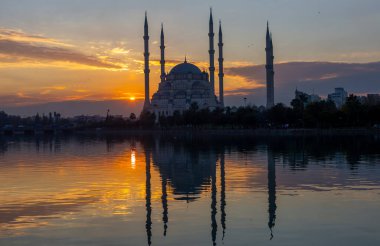 Türkiye 'nin Adana kentindeki Sabancı Merkez Camii Seyhan Nehri üzerinde.
