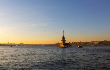 İstanbul, Türkiye 'nin sembolü Leander' s Tower olarak da bilinen ünlü Maiden 's Tower (Kiz Kulesi) ile Boğaz' ın üzerinde kızgın bir günbatımı. Duvar kağıdı veya rehber kitap için sahne yolculuğu arkaplanı