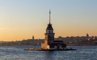 İstanbul, Türkiye 'nin sembolü Leander' s Tower olarak da bilinen ünlü Maiden 's Tower (Kiz Kulesi) ile Boğaz' ın üzerinde kızgın bir günbatımı. Duvar kağıdı veya rehber kitap için sahne yolculuğu arkaplanı