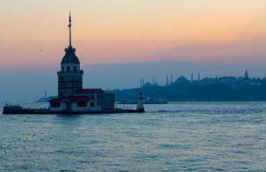 İstanbul, Türkiye 'nin sembolü Leander' s Tower olarak da bilinen ünlü Maiden 's Tower (Kiz Kulesi) ile Boğaz' ın üzerinde kızgın bir günbatımı. Duvar kağıdı veya rehber kitap için sahne yolculuğu arkaplanı