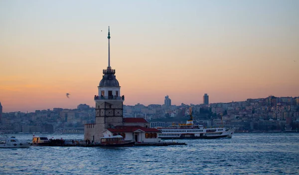 Pôr Sol Sobre Bósforo Com Famosa Torre Donzela Kiz Kulesi — Fotografia de Stock