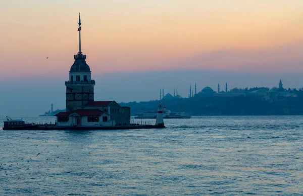 有名な乙女の塔 Kiz Kulesi とボスポラスの上の火の夕日は トルコのイスタンブールのシンボルとしても知られています 壁紙やガイドの本のための風景旅行の背景 — ストック写真