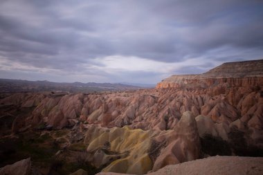 Goreme 'de gün batımında güzel dağlar ve Kızıl Vadi, Türkiye' de Kapadokya.