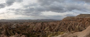 Goreme 'de gün batımında güzel dağlar ve Kızıl Vadi, Türkiye' de Kapadokya.