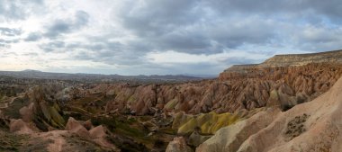 Goreme 'de gün batımında güzel dağlar ve Kızıl Vadi, Türkiye' de Kapadokya.