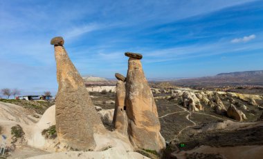 Cappadocia 'nın muhteşem yaz manzarası. Kırmızı Gül Vadisi 'nin nefes kesici sabah manzarası. Nevsehir ilçesinin bulunduğu Cavusin köyü, Türkiye, Asya. Seyahat konsepti arka planı.
