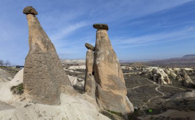 Cappadocia 'nın muhteşem yaz manzarası. Kırmızı Gül Vadisi 'nin nefes kesici sabah manzarası. Nevsehir ilçesinin bulunduğu Cavusin köyü, Türkiye, Asya. Seyahat konsepti arka planı.