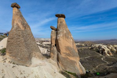 Cappadocia 'nın muhteşem yaz manzarası. Kırmızı Gül Vadisi 'nin nefes kesici sabah manzarası. Nevsehir ilçesinin bulunduğu Cavusin köyü, Türkiye, Asya. Seyahat konsepti arka planı.