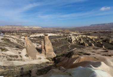 Cappadocia 'nın muhteşem yaz manzarası. Kırmızı Gül Vadisi 'nin nefes kesici sabah manzarası. Nevsehir ilçesinin bulunduğu Cavusin köyü, Türkiye, Asya. Seyahat konsepti arka planı.