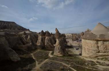 Cappadocia 'nın muhteşem yaz manzarası. Kırmızı Gül Vadisi 'nin nefes kesici sabah manzarası. Nevsehir ilçesinin bulunduğu Cavusin köyü, Türkiye, Asya. Seyahat konsepti arka planı.