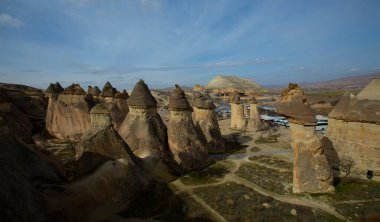 Cappadocia 'nın muhteşem yaz manzarası. Kırmızı Gül Vadisi 'nin nefes kesici sabah manzarası. Nevsehir ilçesinin bulunduğu Cavusin köyü, Türkiye, Asya. Seyahat konsepti arka planı.