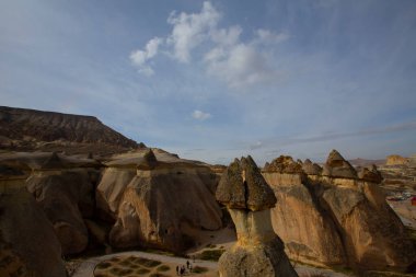 Cappadocia 'nın muhteşem yaz manzarası. Kırmızı Gül Vadisi 'nin nefes kesici sabah manzarası. Nevsehir ilçesinin bulunduğu Cavusin köyü, Türkiye, Asya. Seyahat konsepti arka planı.