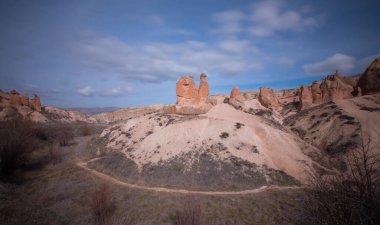 Cappadocia 'nın muhteşem yaz manzarası. Kırmızı Gül Vadisi 'nin nefes kesici sabah manzarası. Nevsehir ilçesinin bulunduğu Cavusin köyü, Türkiye, Asya. Seyahat konsepti arka planı.