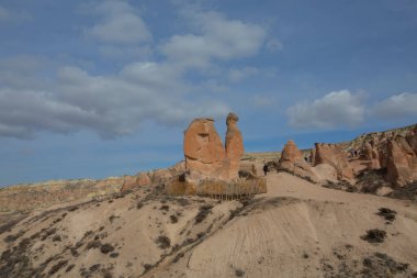 Cappadocia 'nın muhteşem yaz manzarası. Kırmızı Gül Vadisi 'nin nefes kesici sabah manzarası. Nevsehir ilçesinin bulunduğu Cavusin köyü, Türkiye, Asya. Seyahat konsepti arka planı.