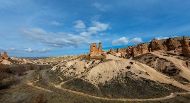 Cappadocia 'nın muhteşem yaz manzarası. Kırmızı Gül Vadisi 'nin nefes kesici sabah manzarası. Nevsehir ilçesinin bulunduğu Cavusin köyü, Türkiye, Asya. Seyahat konsepti arka planı.
