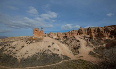 Cappadocia 'nın muhteşem yaz manzarası. Kırmızı Gül Vadisi 'nin nefes kesici sabah manzarası. Nevsehir ilçesinin bulunduğu Cavusin köyü, Türkiye, Asya. Seyahat konsepti arka planı.
