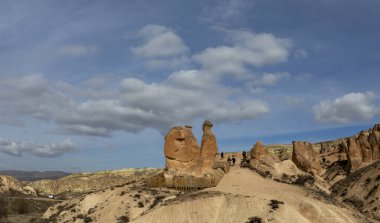 Cappadocia 'nın muhteşem yaz manzarası. Kırmızı Gül Vadisi 'nin nefes kesici sabah manzarası. Nevsehir ilçesinin bulunduğu Cavusin köyü, Türkiye, Asya. Seyahat konsepti arka planı.