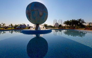  Adana Şehir Merkezi 'ne park et. Güzel şehir manzarası.