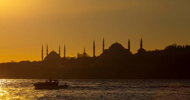 Mavi Cami ve Ayasofya, yılın belli zamanlarında güneş iki minarenin arasına girer..