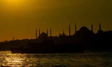 Mavi Cami ve Ayasofya, yılın belli zamanlarında güneş iki minarenin arasına girer..
