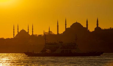 Mavi Cami ve Ayasofya, yılın belli zamanlarında güneş iki minarenin arasına girer..