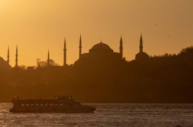 Mavi Cami ve Ayasofya, yılın belli zamanlarında güneş iki minarenin arasına girer..